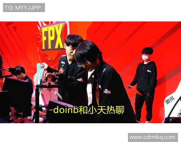 当两位绿茵巨星在赛场中央紧紧握手瞬间传递尊重与友谊